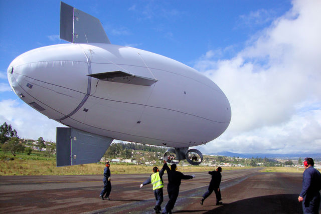 Dirigible en despegue
